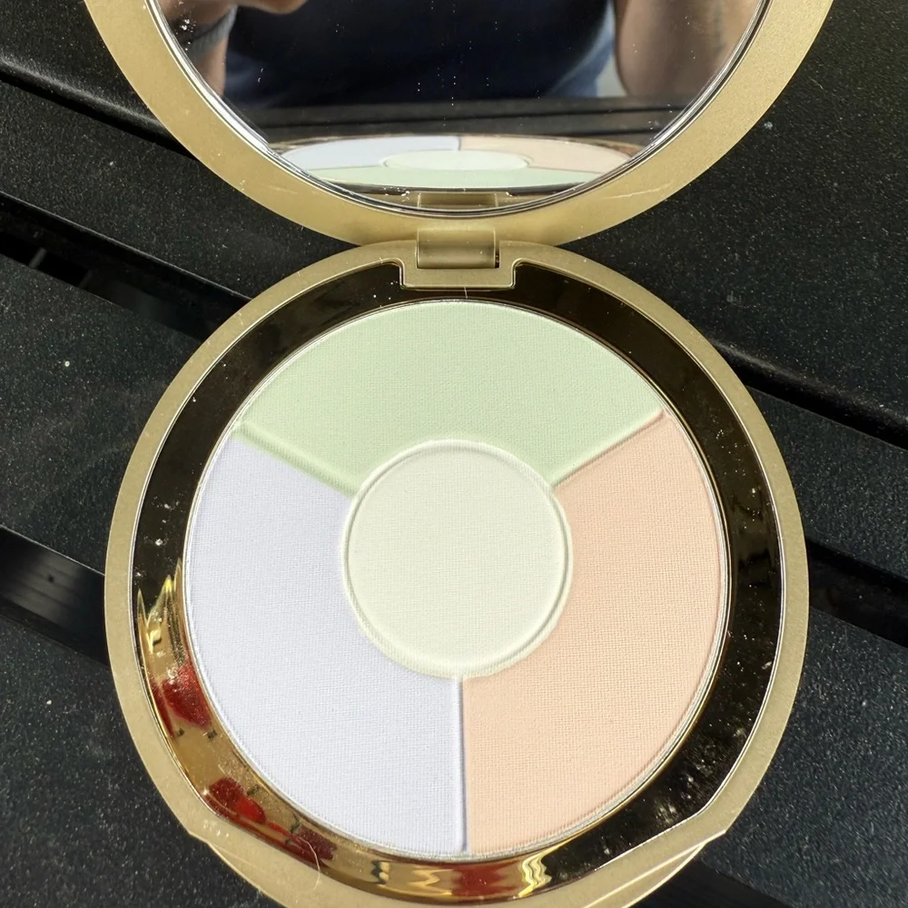 STILA correcting brightening finishing powder